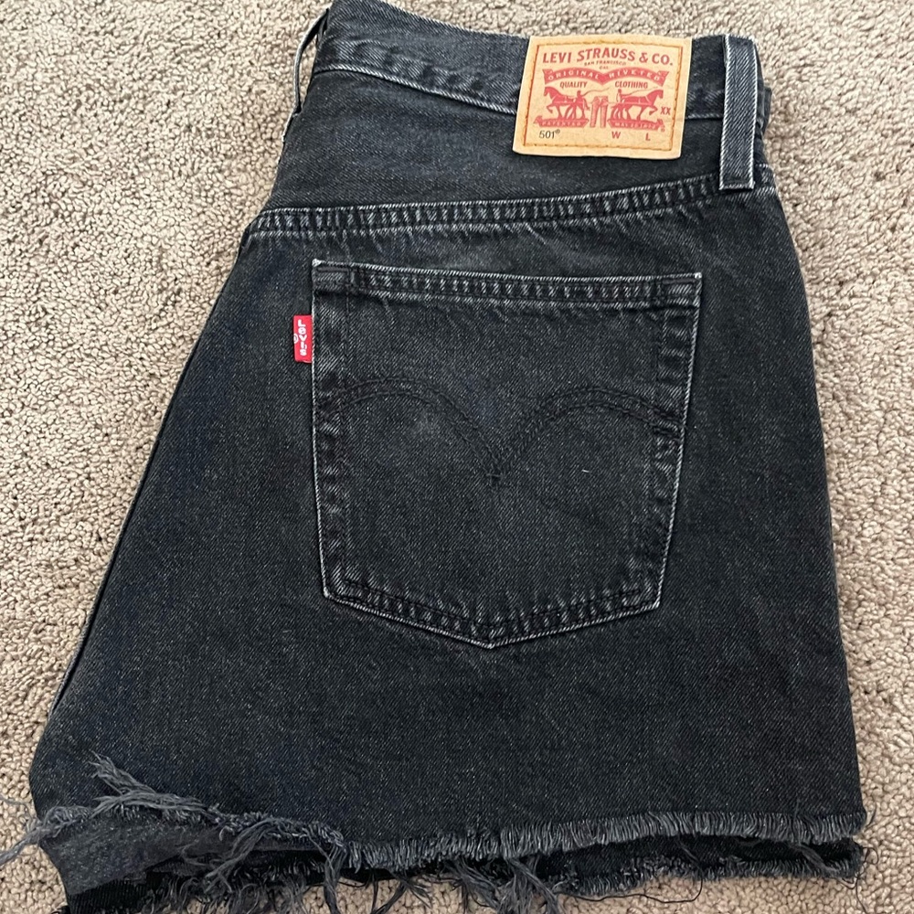 LEVI’S SHORTS - Picture 2 of 9